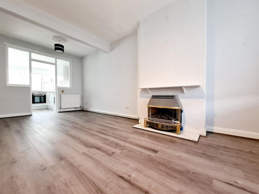Property photo 2 of 12 037F5B19-3439-44Fe-Be8E-457A927A3Bd5.Jpg