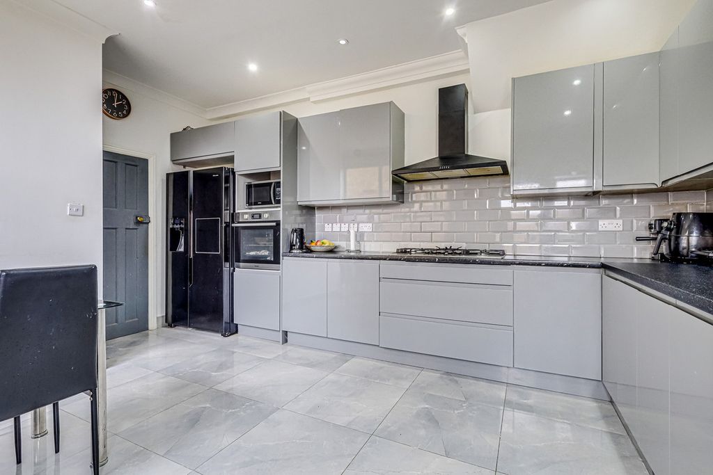 Property photo 3 of 32