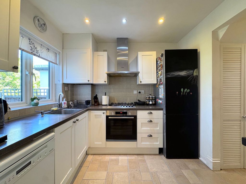 Property photo 3 of 19 Kitchen