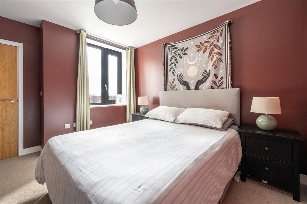 Property photo 3 of 22 Parade Gardens, E4