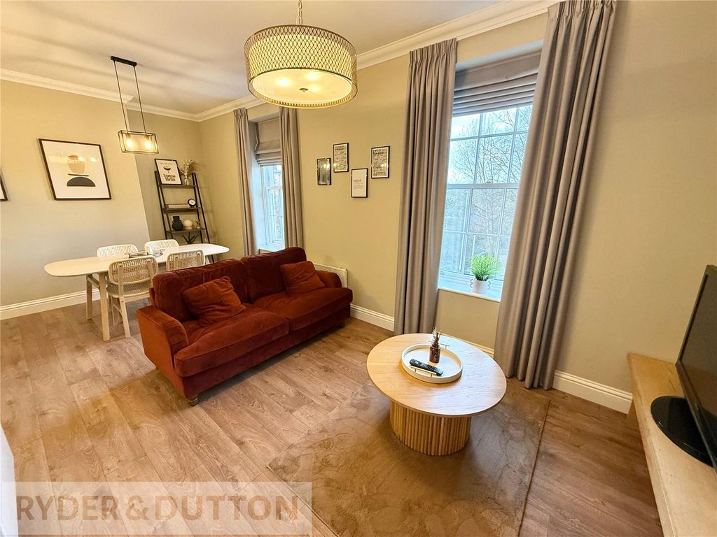 Property photo 3 of 21 Lounge