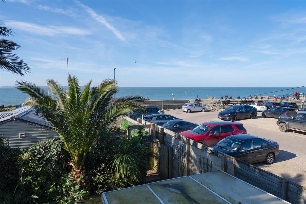 Property photo 2 of 31 Island Wall, Whitstable