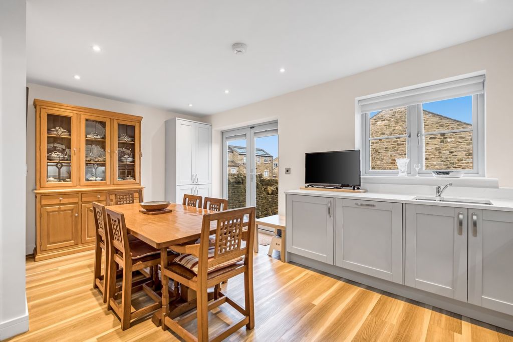 Property photo 3 of 28