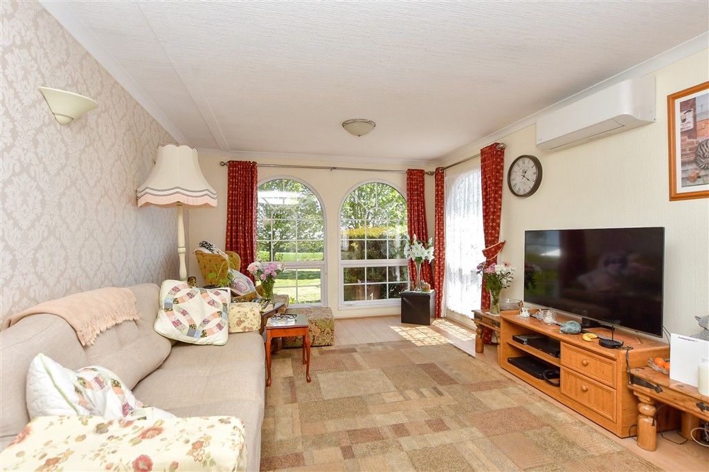 Property photo 1 of 10 Lounge