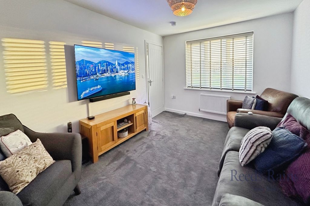 Property photo 3 of 19 Lounge