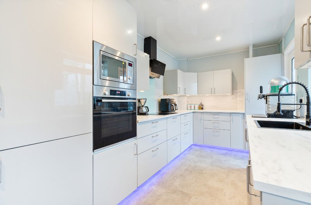 Property photo 2 of 28 Picture No. 44