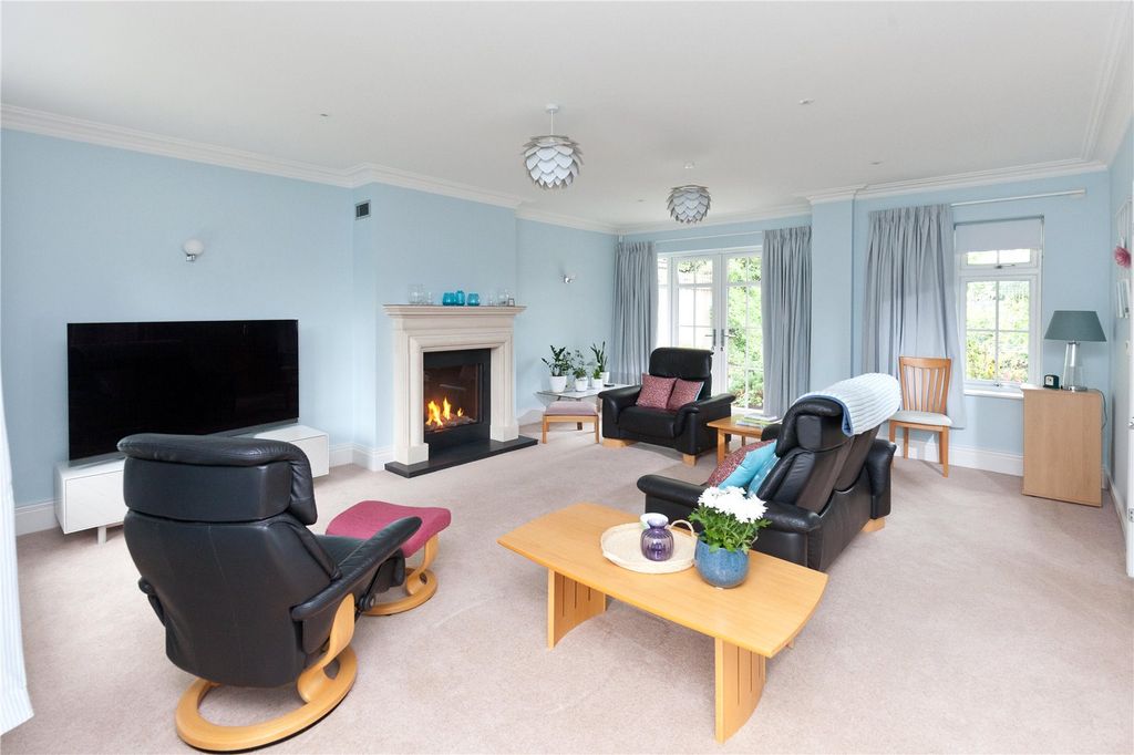 Property photo 3 of 17 Sitting Room
