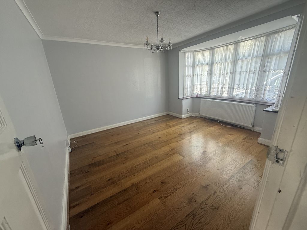 Property photo 1 of 9 4 Bed Semi-Detached House To Rent Fairdale Gardens, Hayes Ub3