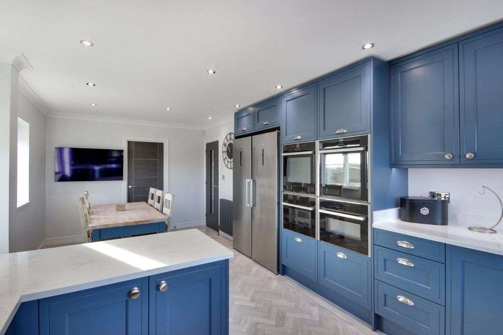 Property photo 3 of 23 Kitchen