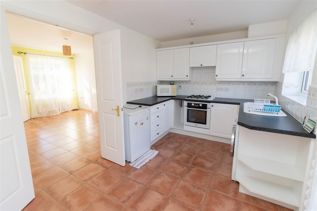 Property photo 3 of 10 Kitchen
