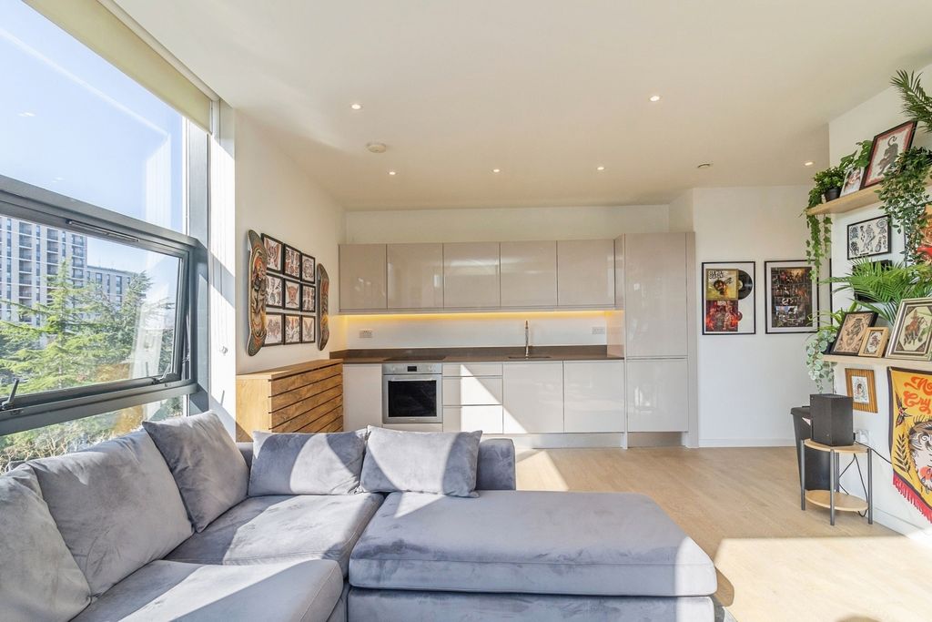 Property photo 2 of 16 Pbox-Img.Jpg