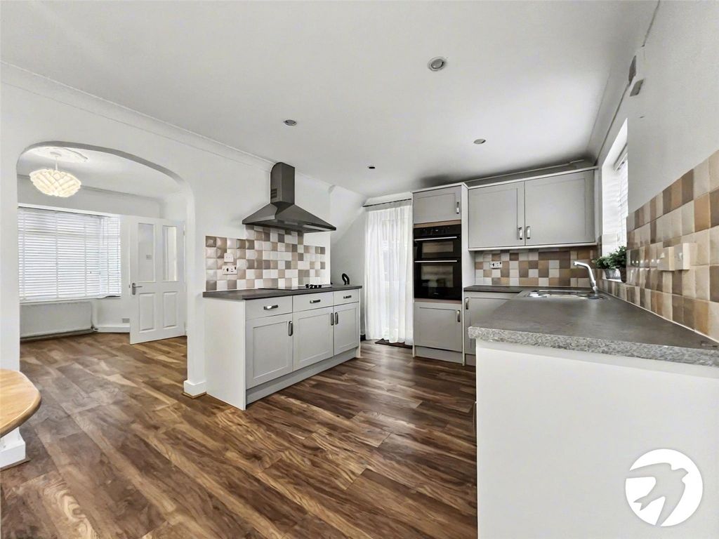 Property photo 3 of 11 Kitchen