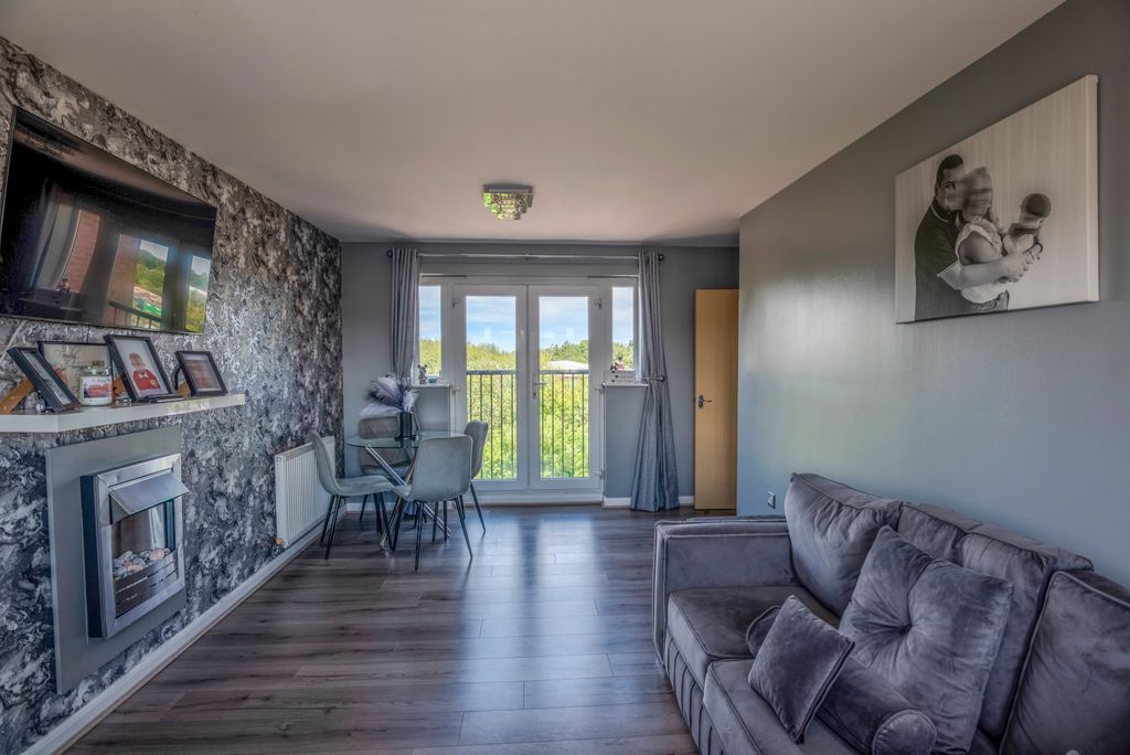 Property photo 3 of 15 Lounge