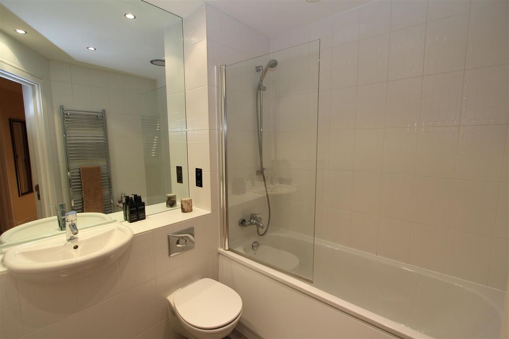 Property photo 3 of 12 Pristine Modern Bathroom With Large Bathtub...