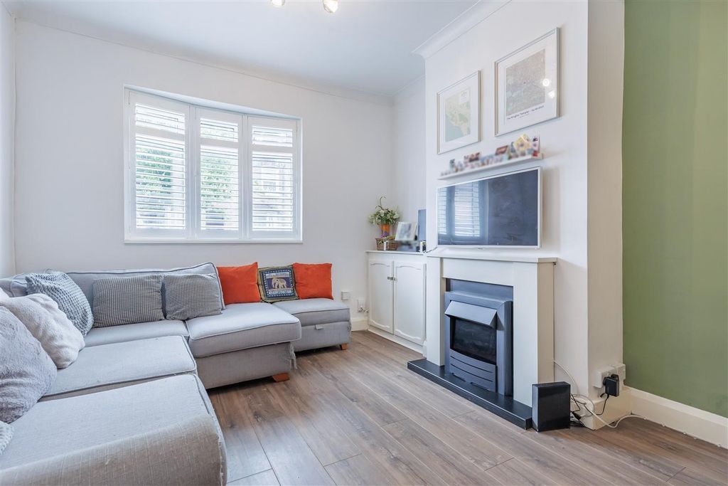 Property photo 2 of 16 10 Queens Road (17).Jpg