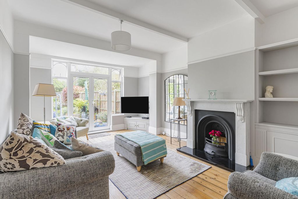 Property photo 3 of 18 Living Room