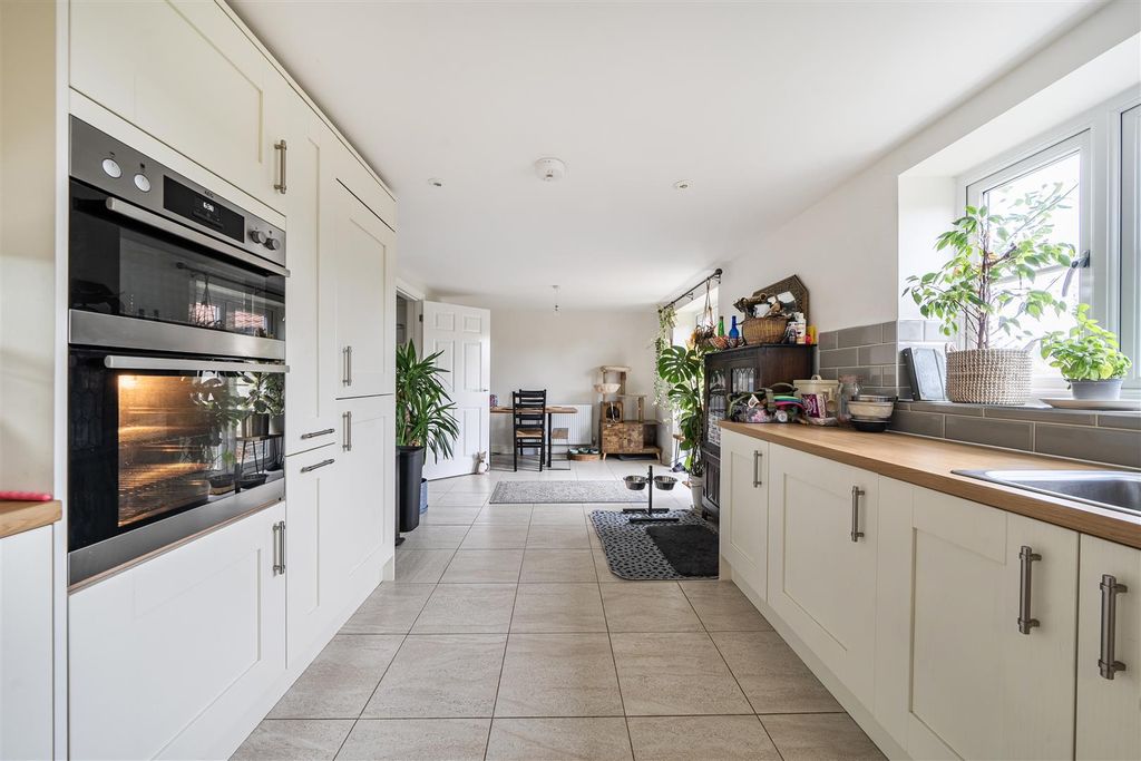 Property photo 2 of 21 Modern Fitted Kitchen