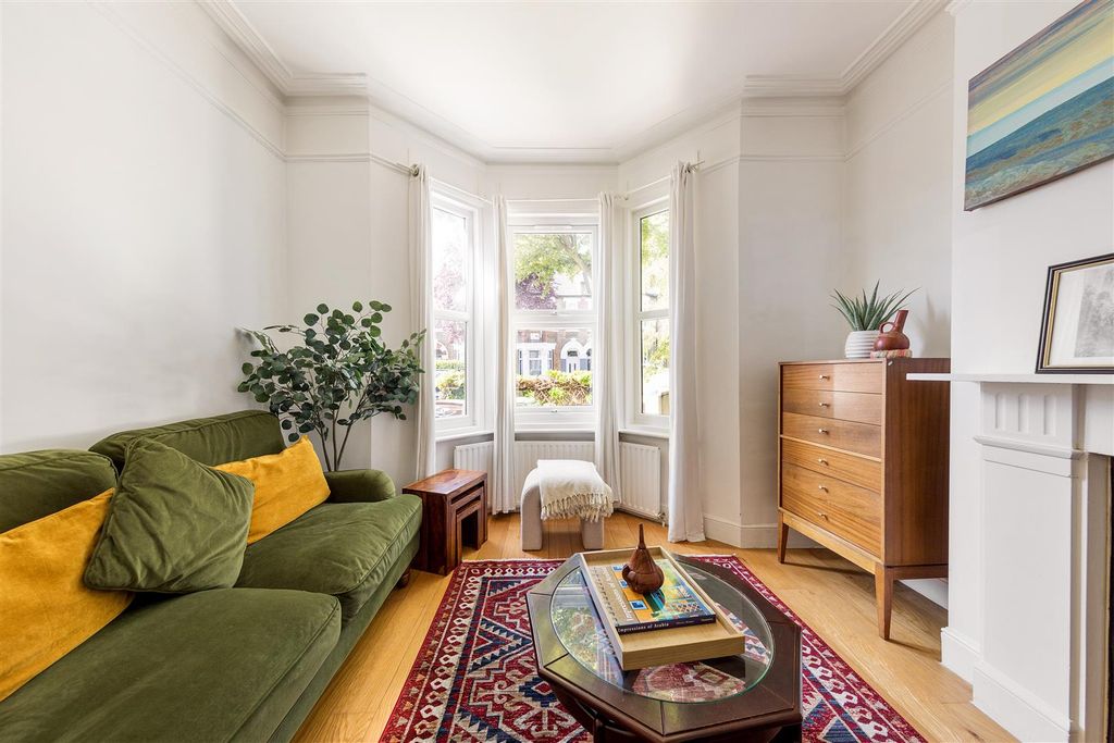 Property photo 2 of 25 Somerset Road, E17