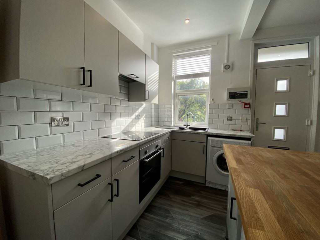 Property photo 3 of 12 Kitchen