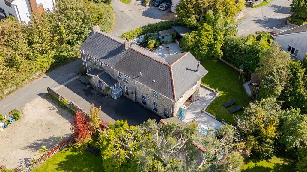 Property photo 2 of 25