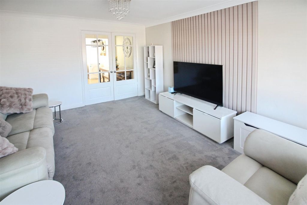 Property photo 3 of 22 Lounge