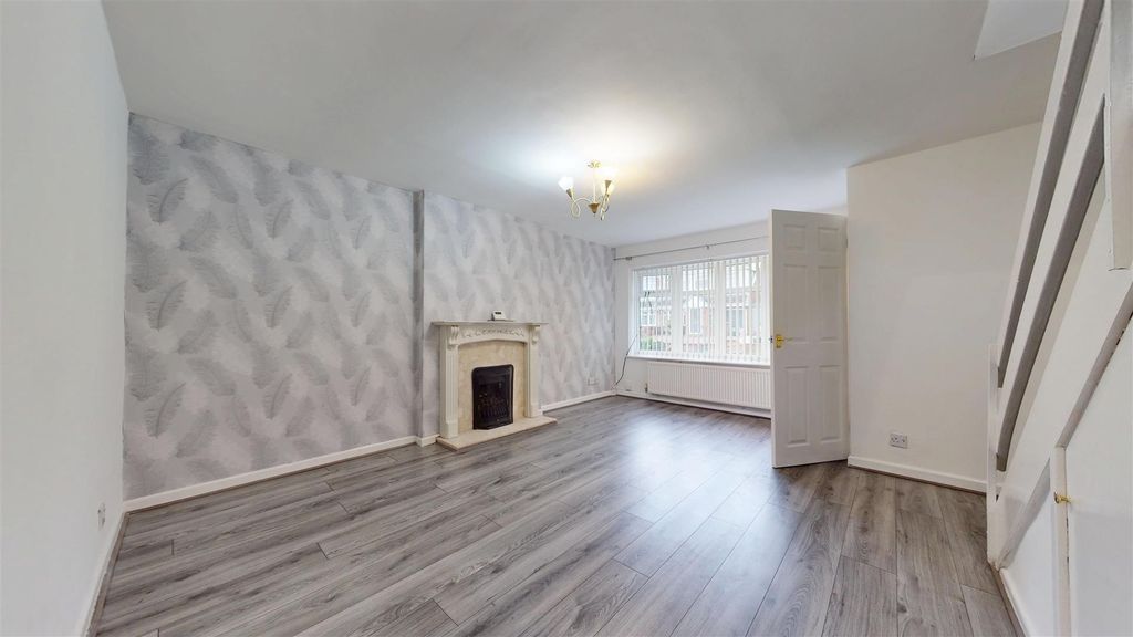 Property photo 2 of 19 Truro Close Living Room