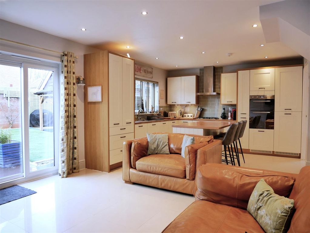 Property photo 2 of 32 Dining Kitchen