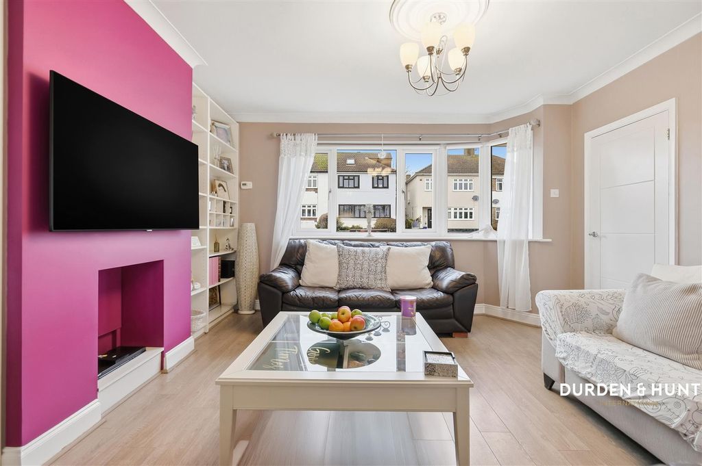 Property photo 2 of 29 Lingfield Avenue