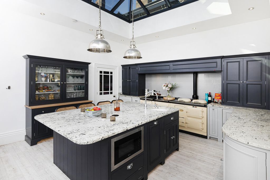 Property photo 3 of 19 Kitchen