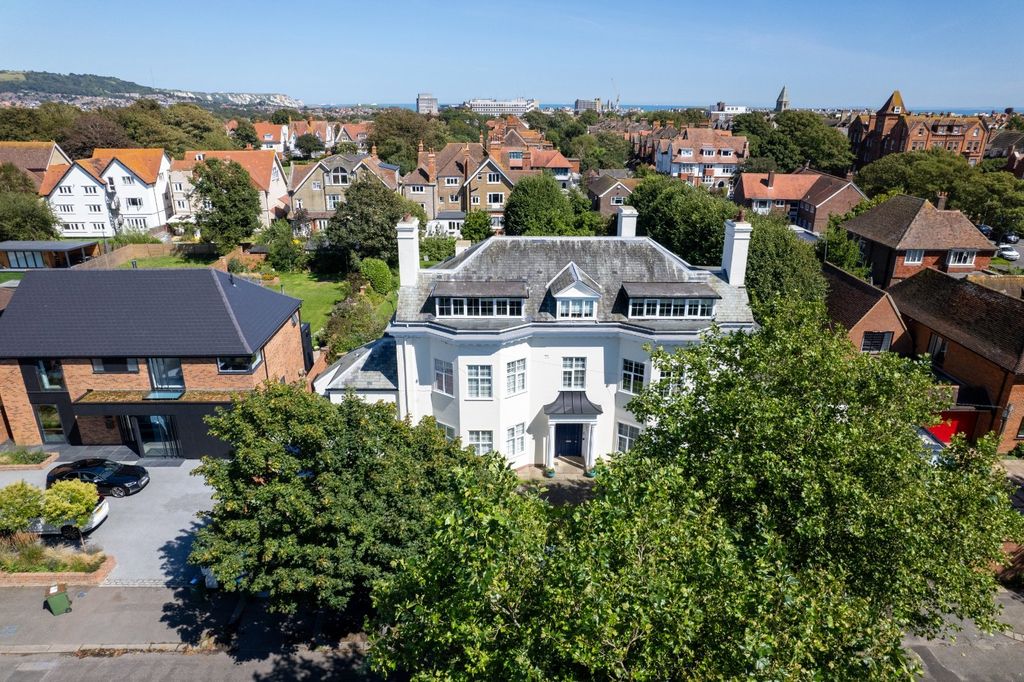 Property photo 1 of 24 Godwyn House