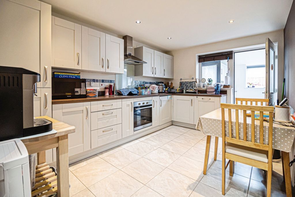 Property photo 3 of 19 Kitchen