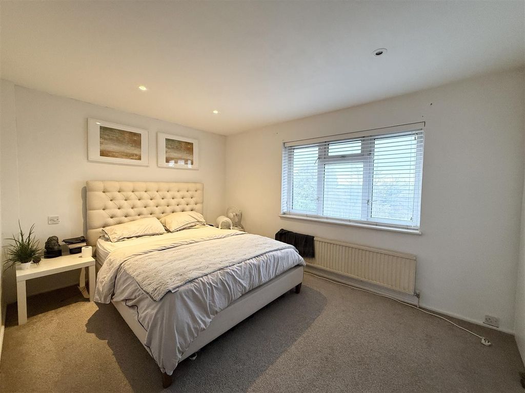 Property photo 1 of 7 Bed 1 A.Jpg