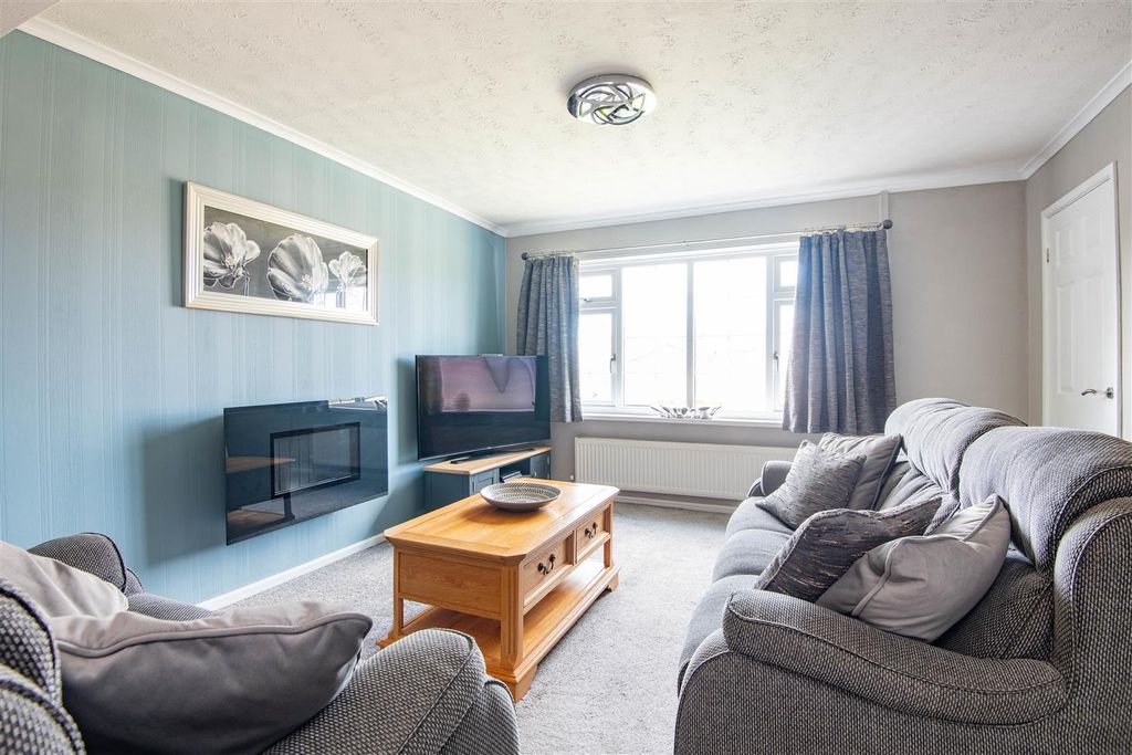 Property photo 3 of 19 Lounge