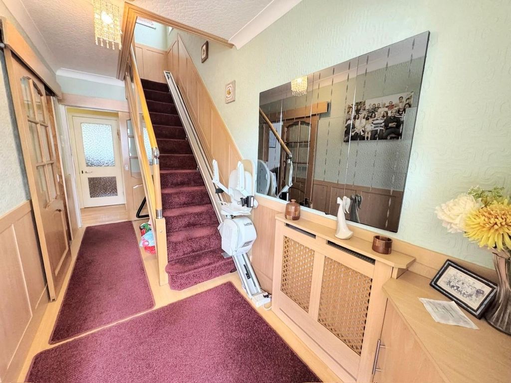 Property photo 3 of 14 Entrance Hall