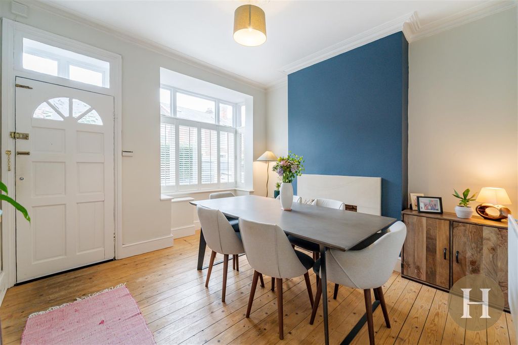 Property photo 3 of 32 Hadleigh Estate Agents-5.Jpg