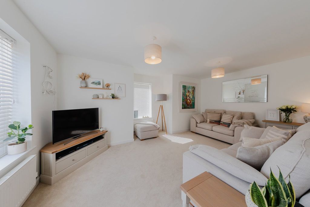 Property photo 2 of 33
