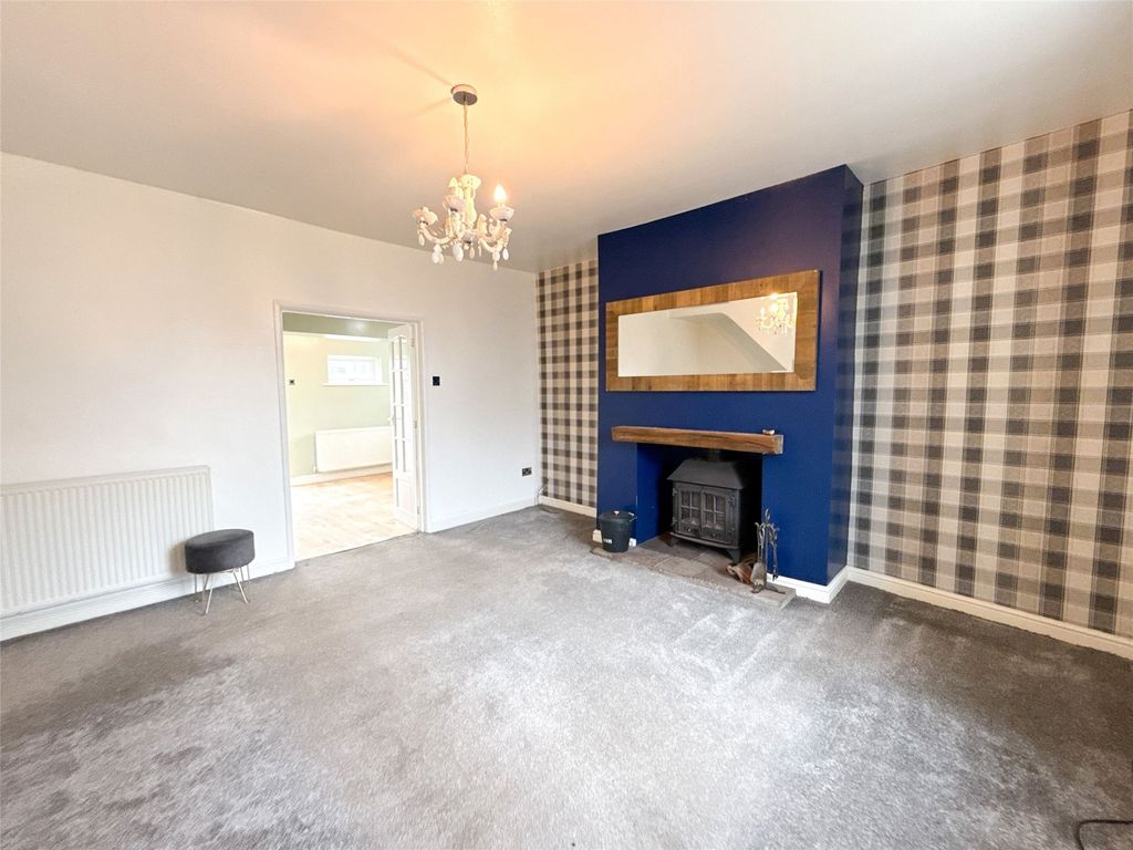 Property photo 3 of 16 Lounge