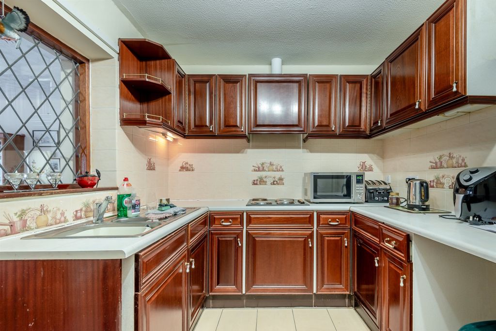 Property photo 2 of 28