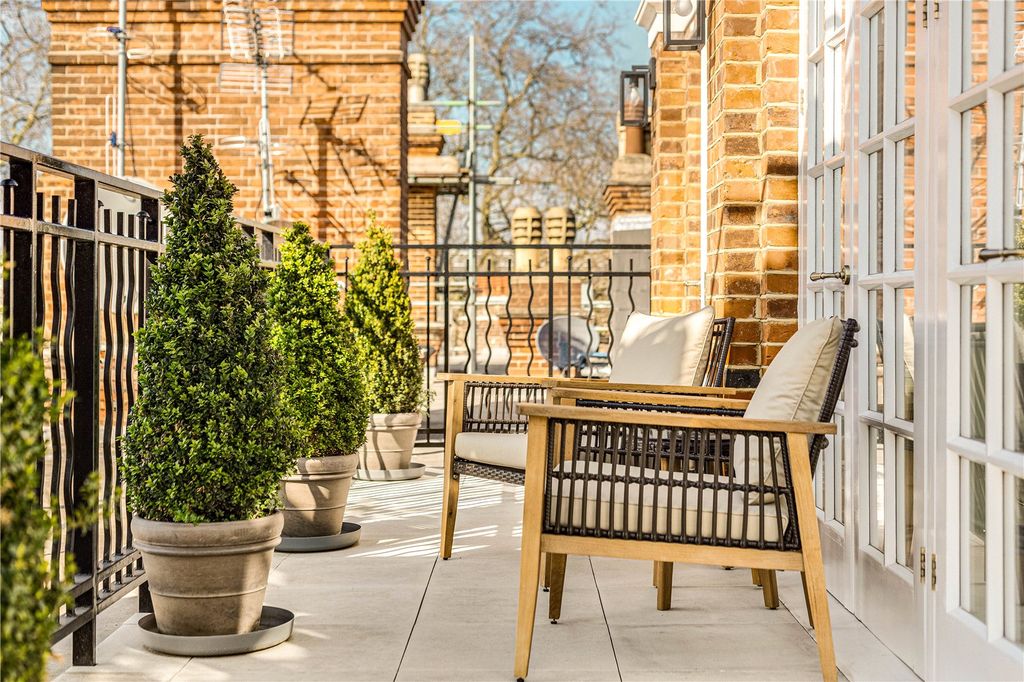 Property photo 1 of 11 Balcony