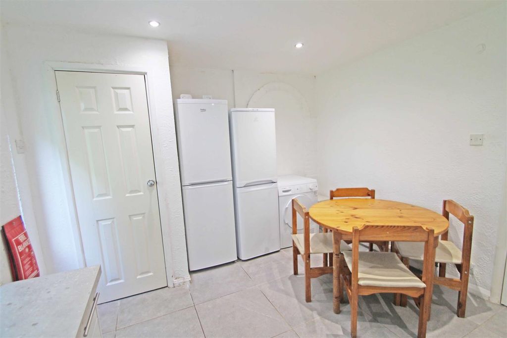 Property photo 1 of 13 Kitchen (2)