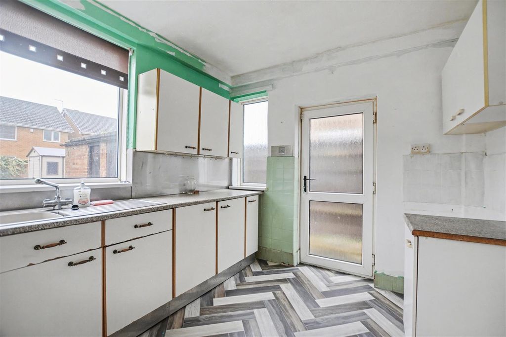 Property photo 3 of 18 Kitchen