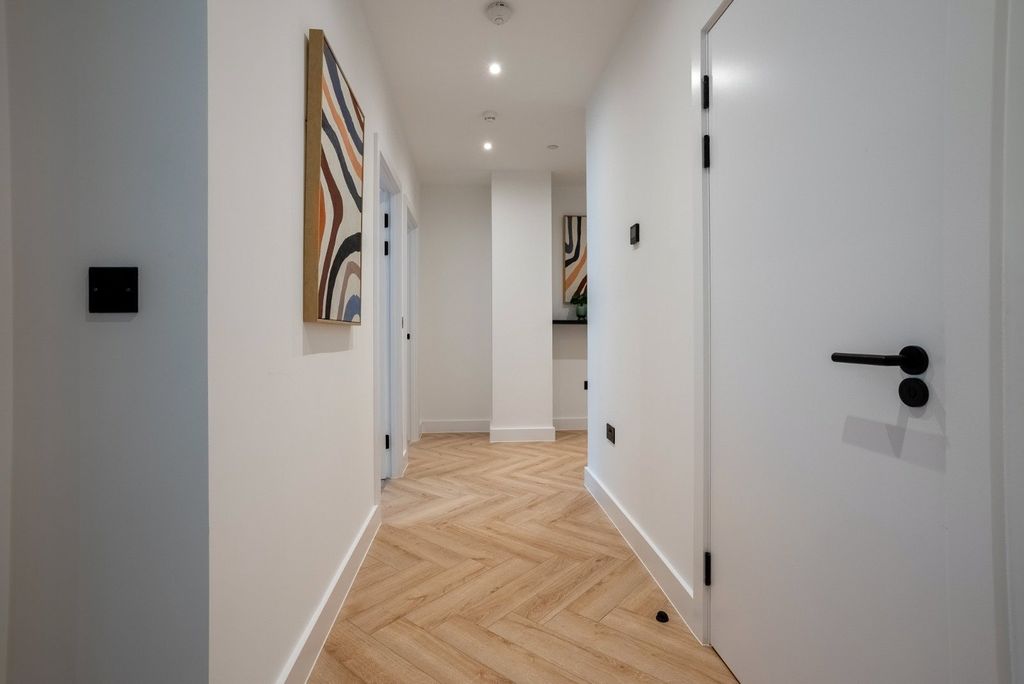 Property photo 3 of 19 Bankside