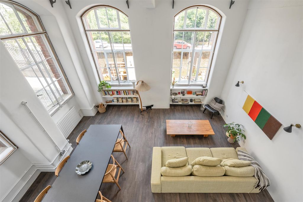 Property photo 2 of 31 Fairfield Road, E3
