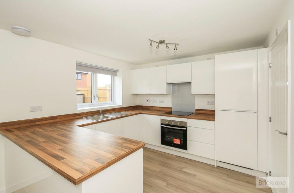 Property photo 3 of 11 Kitchen