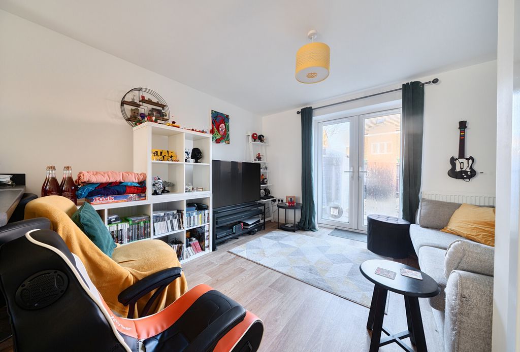 Property photo 2 of 14 1401006-1-696A1Ef...