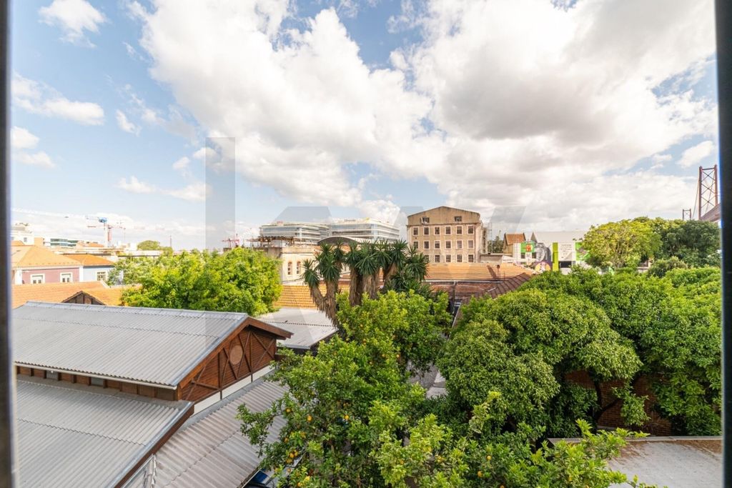 Property photo 1 of 30 Charismatic T1 In Alcântara To Debut