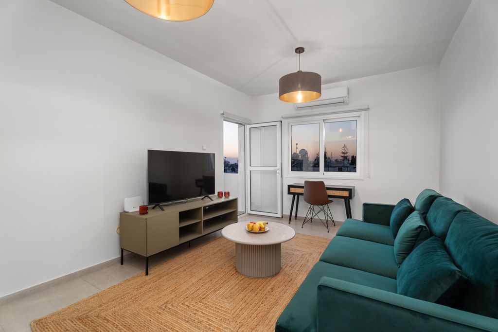 Property photo 3 of 13 Lounge