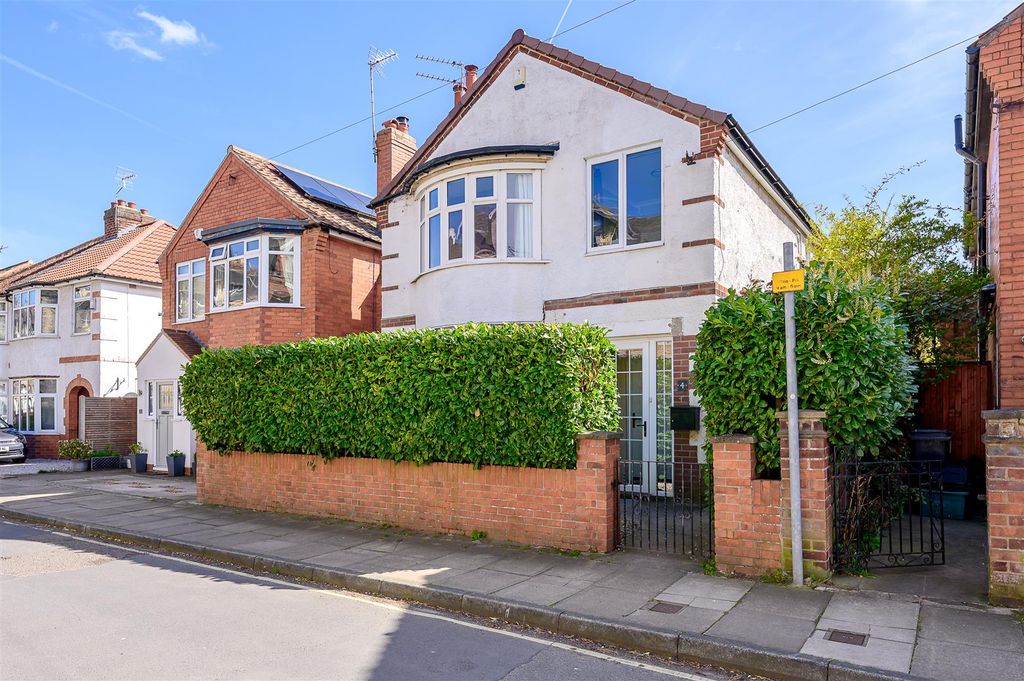 Property photo 1 of 18 External