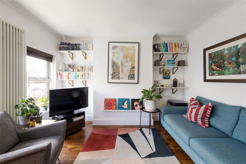 Property photo 2 of 23 Grange Park Road, E10