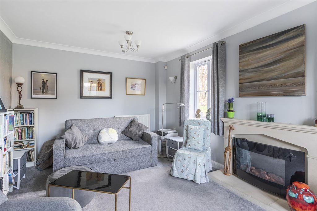 Property photo 3 of 29 Lounge